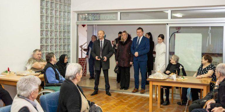 IMG-20251224-WA0015-1392×928-1-768×512 Župan Petry posjetio Dom za starije i nemoćne osobe u Gospiću