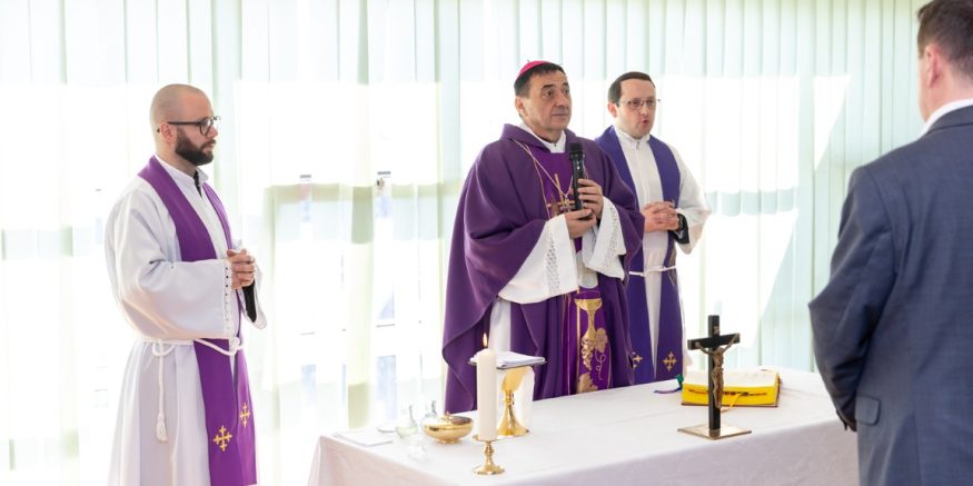 Naslovna – Biskup-blagoslov-Staracki-domjpg Biskup posjetio županijski Dom za starije i blagoslovio djelatnike