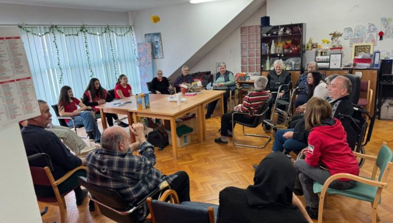 Volonteri Crvenog križa Gospić posjetili dom za starije